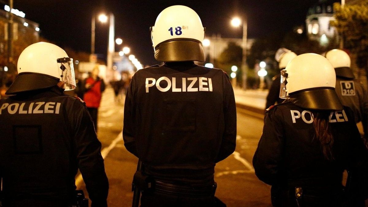 V centru Vídně útočili mladí na policisty, hecovat je měli levicoví extremisté